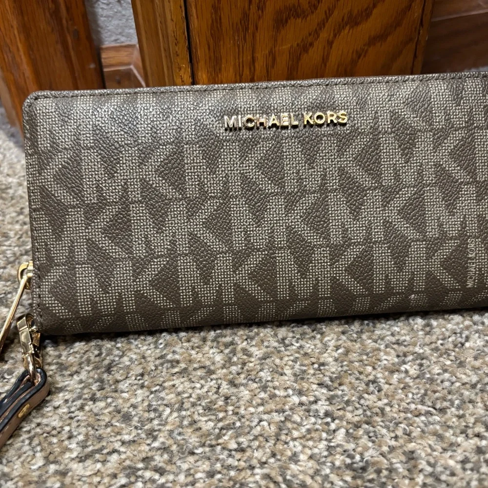 Michael Kors Signature Brown Zip Wallet - Picture 1 of 4